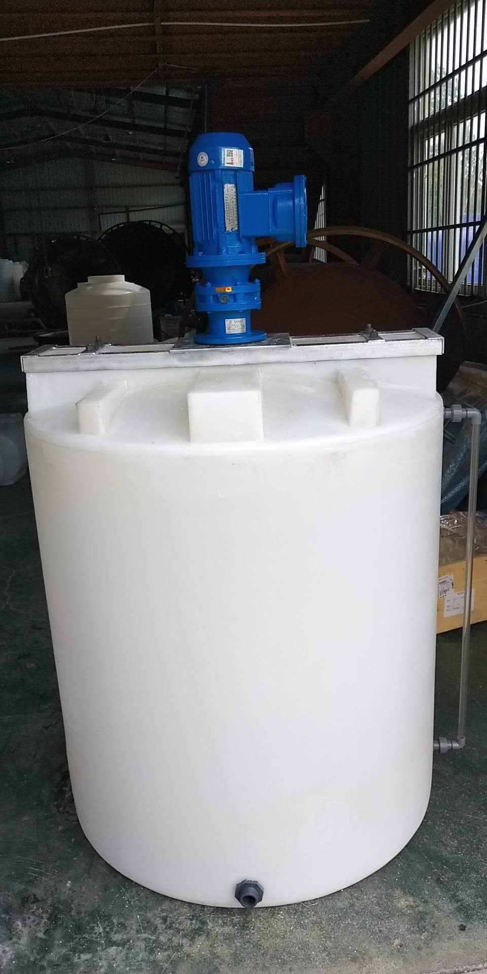 綠色300L加藥箱 滾塑容器的工業(yè)智慧與環(huán)保之道